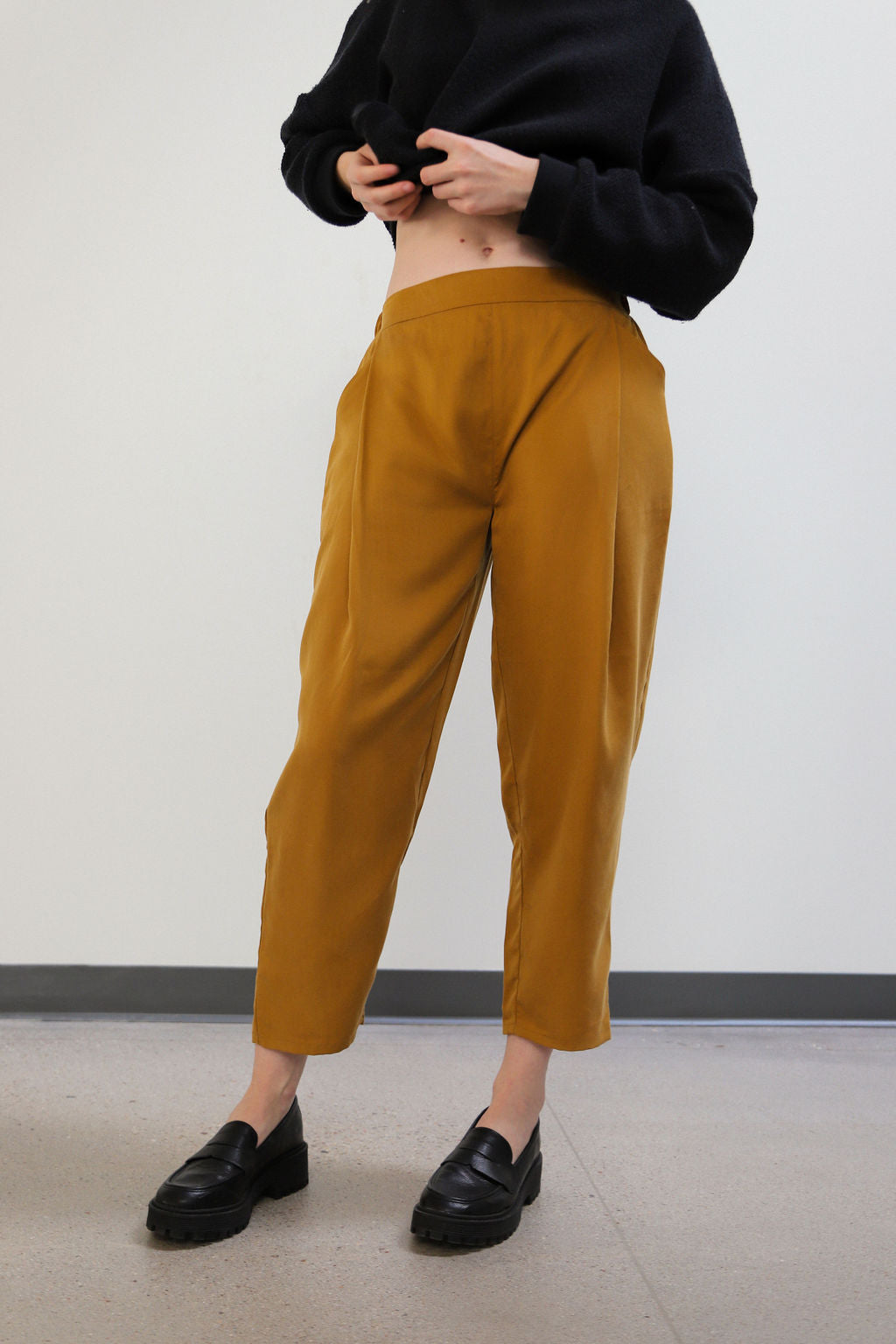 Cropped Pleated Trouser